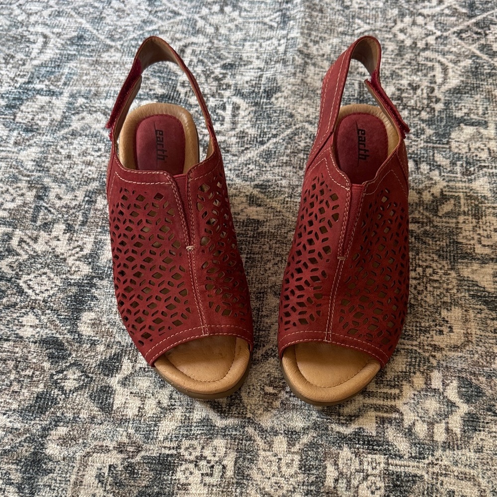 Earth Women's Burgundy Cut-Out Sandals